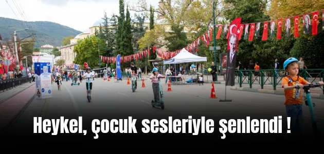 Heykel, çocuk sesleriyle şenlendi