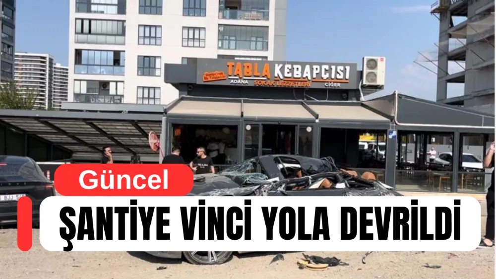 ŞANTİYE VİNCİ YOLA DEVRİLDİ: OPERATÖR MAHSUR KALDI, LÜKS ARAÇ HURDAYA DÖNDÜ