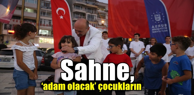 Sahne, ‘adam olacak’ çocukların